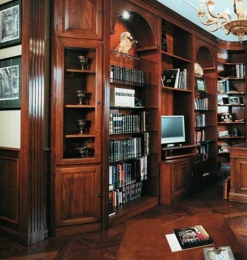 Книжный шкаф для кабинета из массива дерева