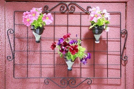 Горшки для цветов на балкон из пластиковых бутылок