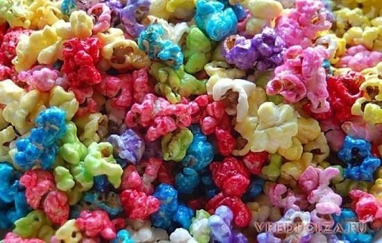 Много попкорна разноцветного