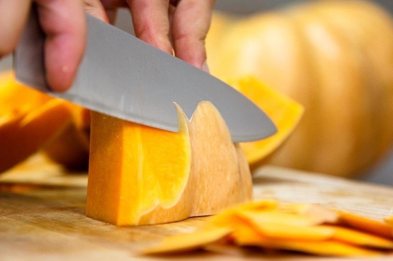 Очистить манго от кожуры и косточки и нарезать